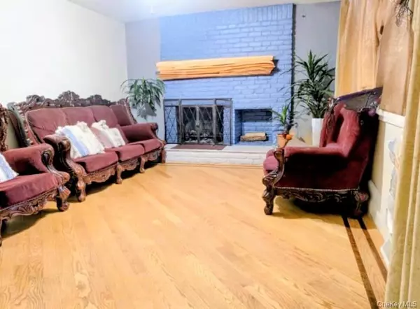 17 Grayley PL, Huntington Station, NY 11746