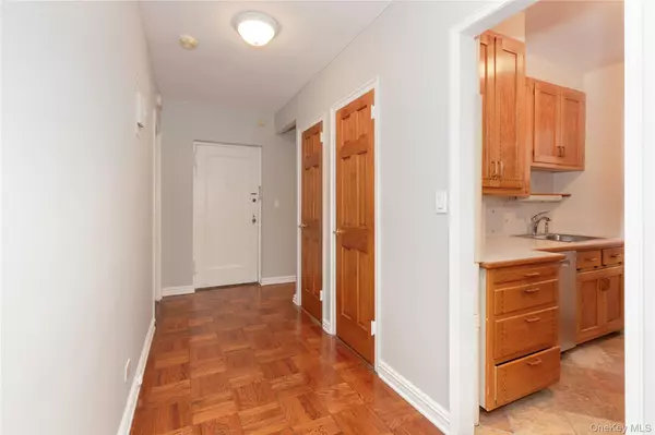 Scarsdale, NY 10583,188 Garth RD #1W