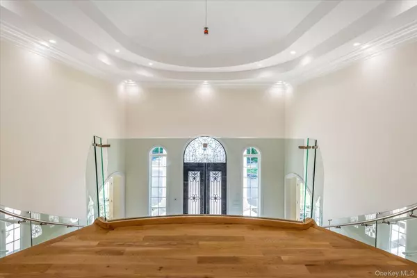 Great Neck, NY 11024,566 E Shore RD