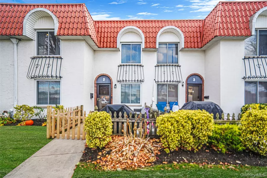 2 Alhambra DR, Oceanside, NY 11572