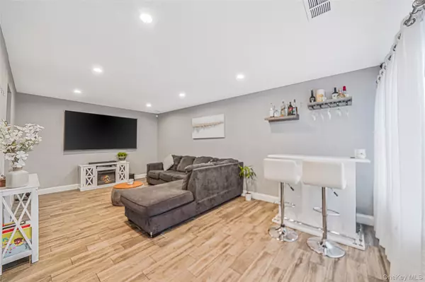 Oceanside, NY 11572,2 Alhambra DR