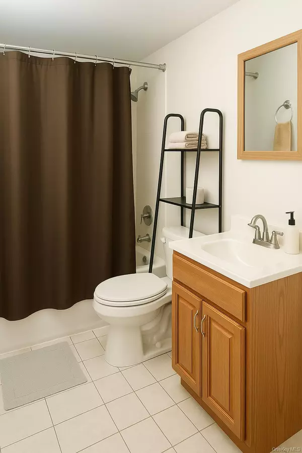 Selden, NY 11784,10 Village LN