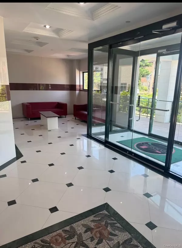 Great Neck, NY 11021,4 Chelsea PL #3A