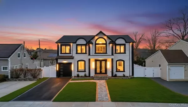 41 Coachman LN, Levittown, NY 11756