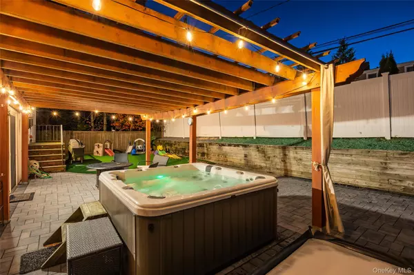 Merrick, NY 11566,1734 Roberta LN