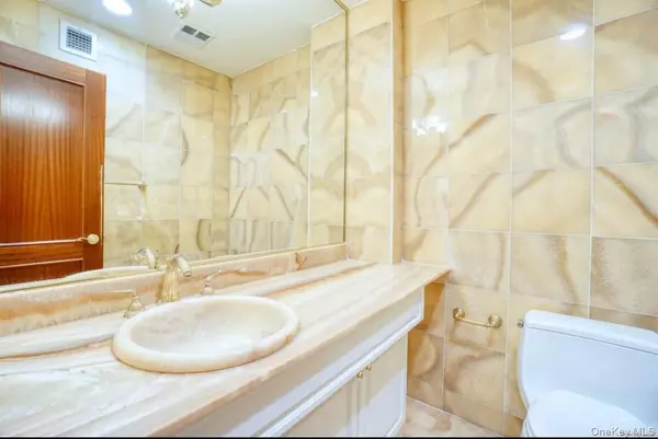 Great Neck, NY 11021,171 Great Neck RD