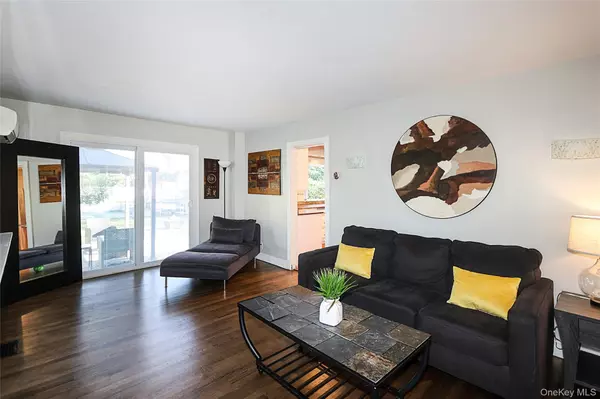 Roslyn Heights, NY 11577,174 Parkside DR