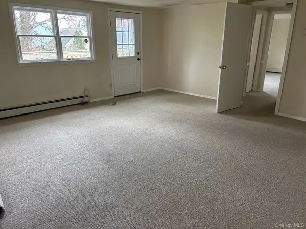 North Babylon, NY 11703,1429 Deer Park AVE