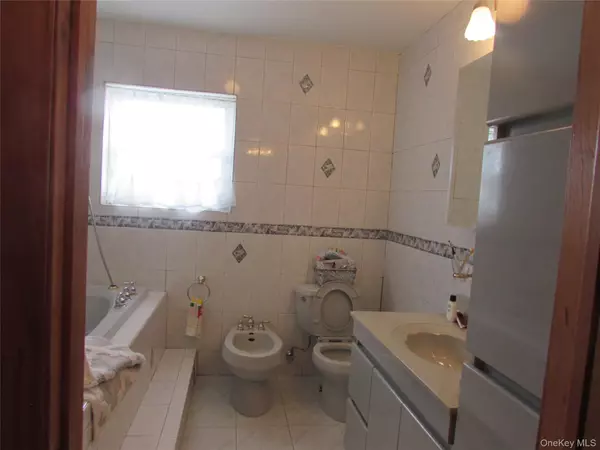 West Babylon, NY 11704,828 Windmill AVE