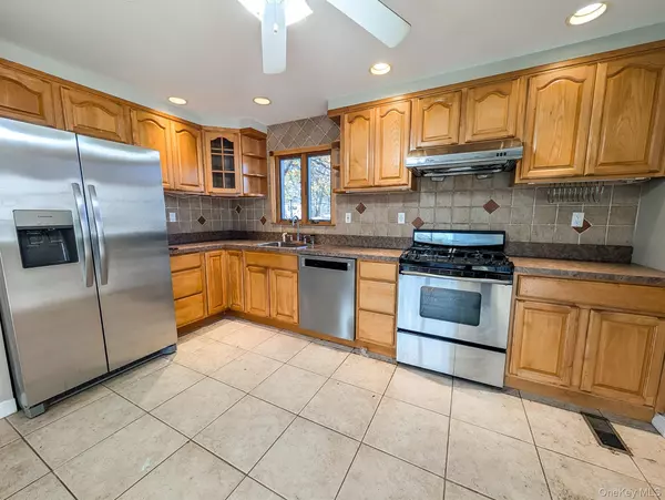 Lindenhurst, NY 11757,1221 Jackson AVE