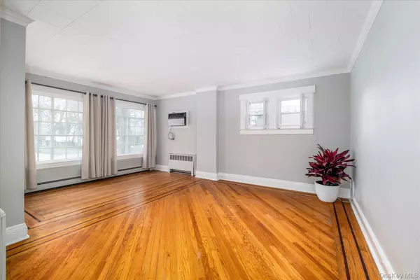 Lynbrook, NY 11563,108 Earle AVE