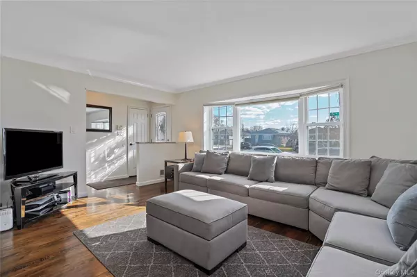 Howard Beach, NY 11414,91-03 156th AVE