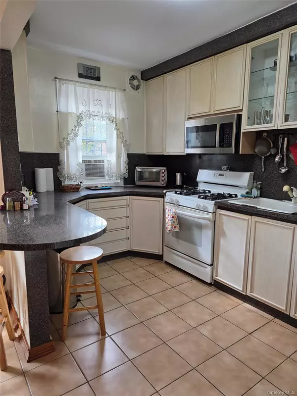 Kew Garden Hills, NY 11367,142-26 61 RD