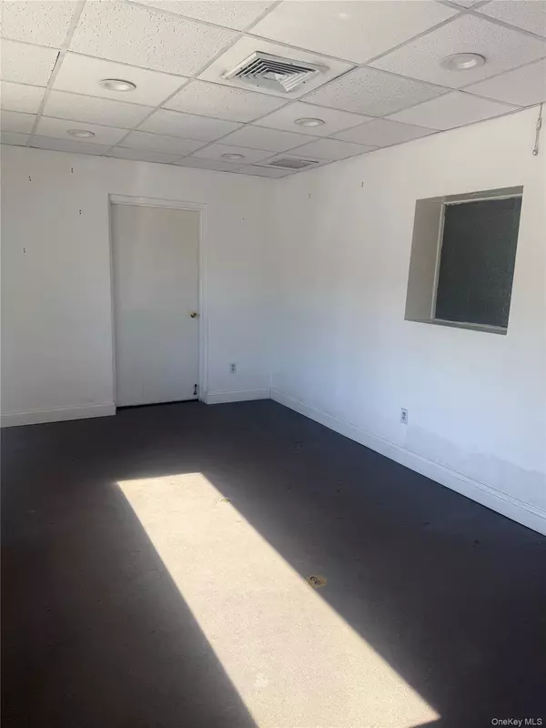 Smithtown, NY 11787,1039 West Jericho TPKE