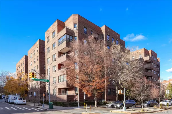 Forest Hills, NY 11375,69-40 Yellowstone BLVD #407