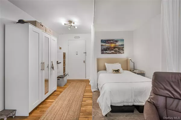 Glen Cove, NY 11542,30 Pearsall AVE #2M