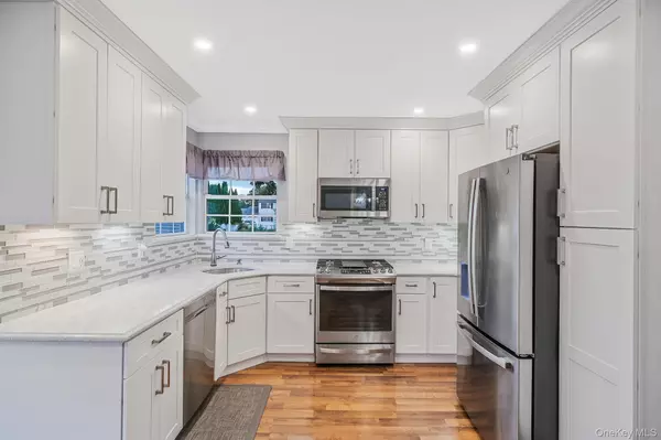 Bellport, NY 11713,15 Sun Valley LN