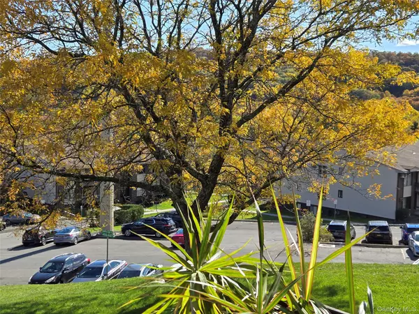 Pomona, NY 10970,174 Country Club LN