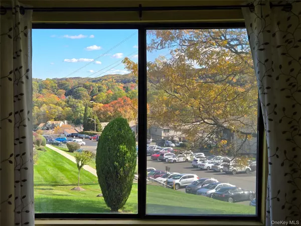 Pomona, NY 10970,174 Country Club LN