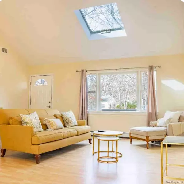 40 Kyle RD, Hampton Bays, NY 11946