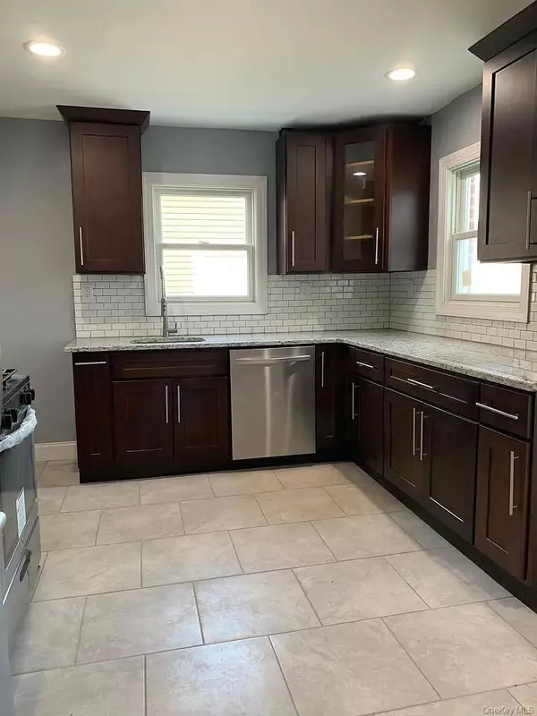 Mineola, NY 11501,120 Fairfield AVE