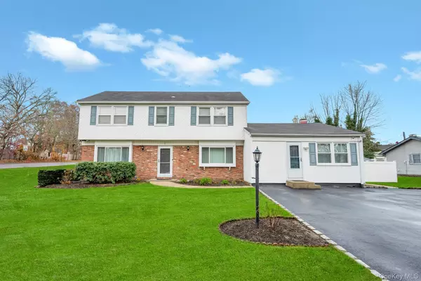 Lake Grove, NY 11755,2 Tulip Grove DR