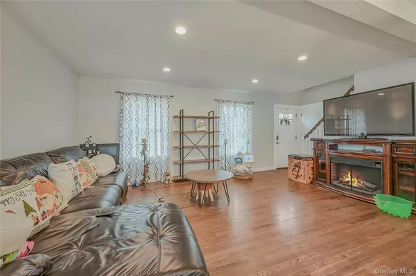 Shirley, NY 11967,458 Lockwood DR