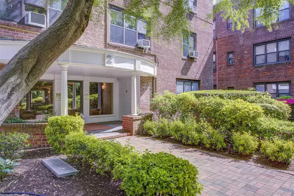 2 Town House PL #2-H, Great Neck, NY 11021