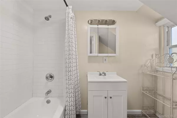 Saint James, NY 11780,174 Mills Pond RD #2D