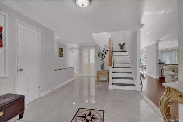 Roslyn, NY 11576,165 Tara DR