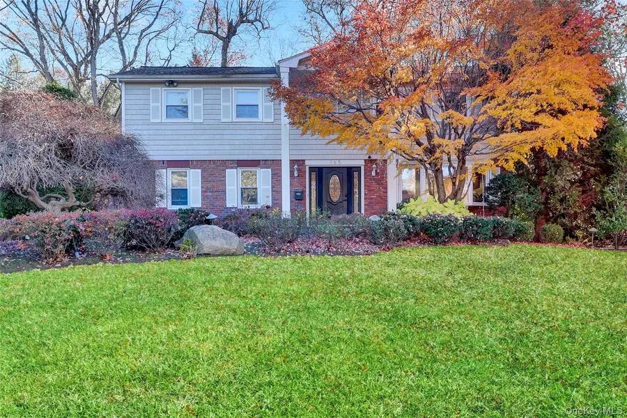 165 Tara DR, Roslyn, NY 11576