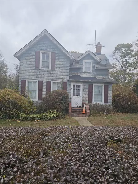 45 Arnold AVE, West Babylon, NY 11704