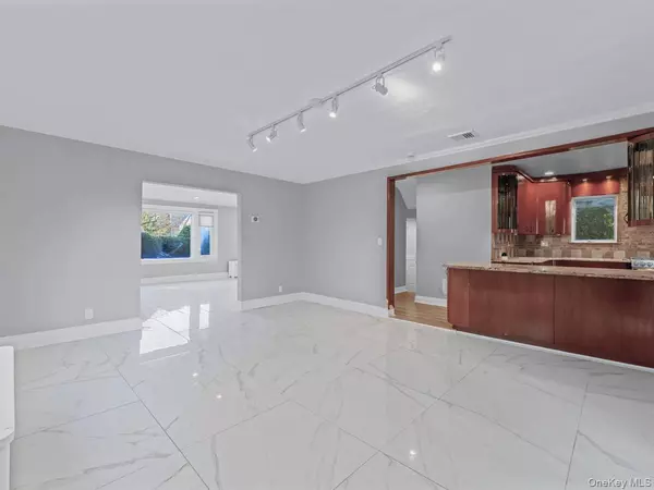 Great Neck, NY 11023,14 Nirvana AVE