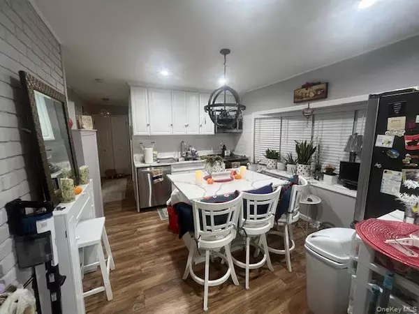 Westbury, NY 11590,52 Mist LN