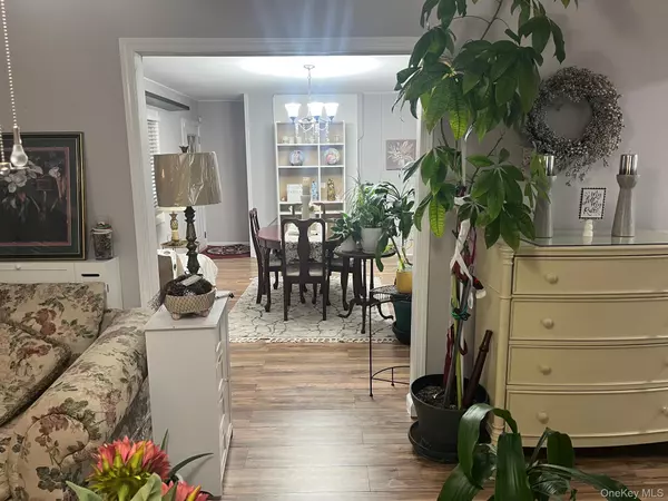 Westbury, NY 11590,52 Mist LN