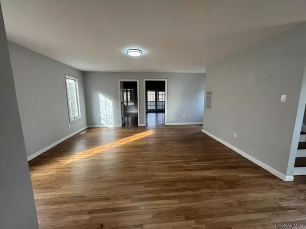 Huntington, NY 11743,10 Woodland LN