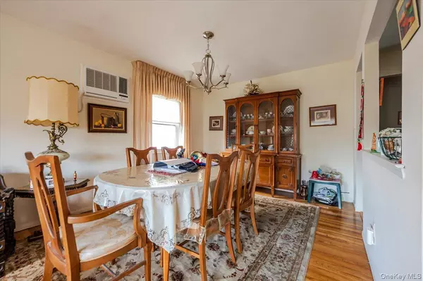 Malverne, NY 11565,212 Lakeview AVE