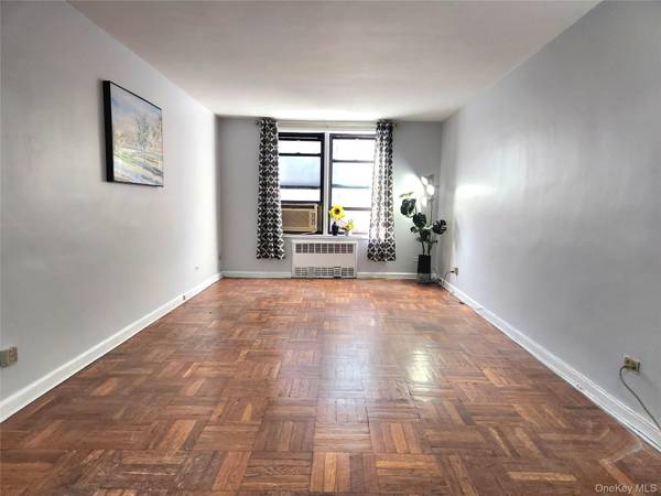 Jackson Heights, NY 11372,33-27 91 #1J