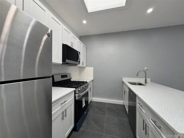 Farmingdale, NY 11735,209-211 Main ST #2S