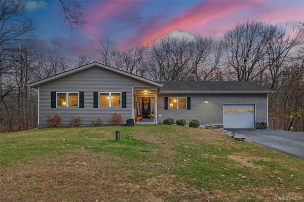 8 Ridge RD, Wallkill, NY 12589