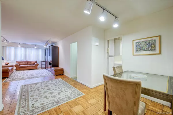 Forest Hills, NY 11375,66-36 Yellowstone BLVD #4-A