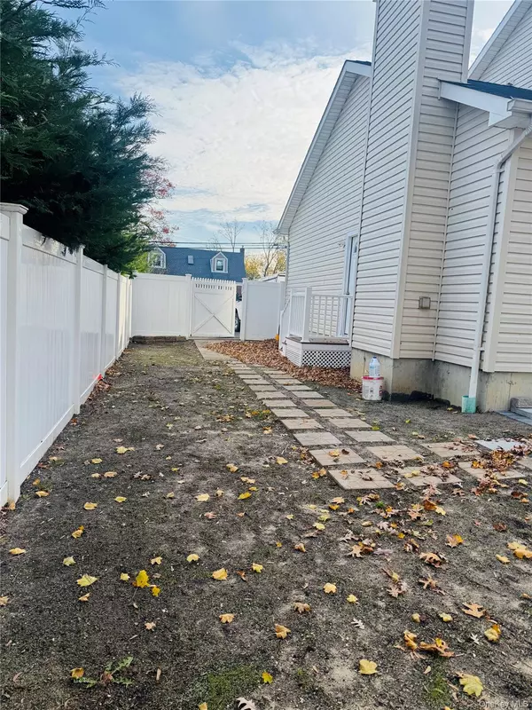 Islip, NY 11751,11 Elm ST