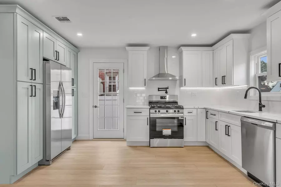 215 W Marie ST, Hicksville, NY 11801