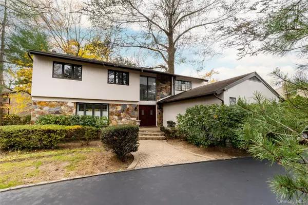 Manhasset, NY 11030,12 Bolton DR