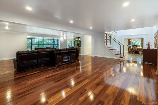 Manhasset, NY 11030,12 Bolton DR