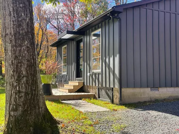 Cragsmoor, NY 12566,44 Dellenbaugh RD