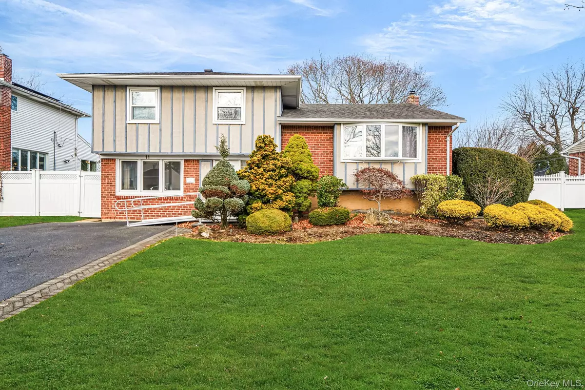 Plainview, NY 11803,11 Fordham DR