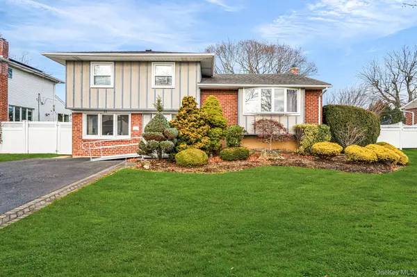 11 Fordham DR, Plainview, NY 11803