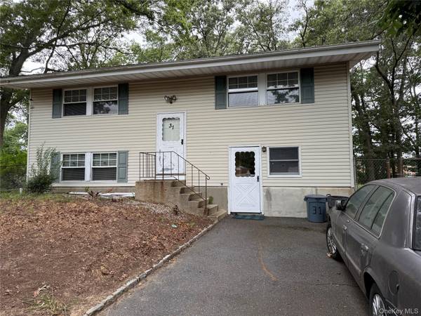 31 Cabin LN, East Setauket, NY 11733