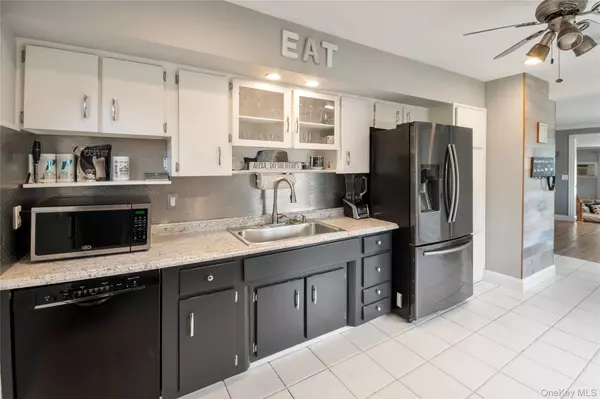 Farmingville, NY 11738,277 Horseblock RD